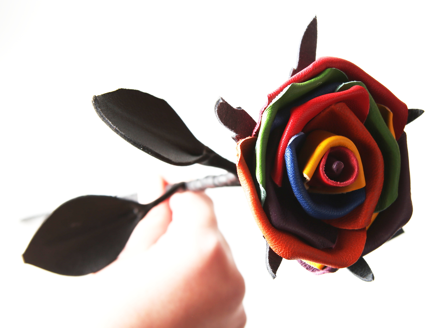 Leder Rose - Regenbogen - schwarze Blätter