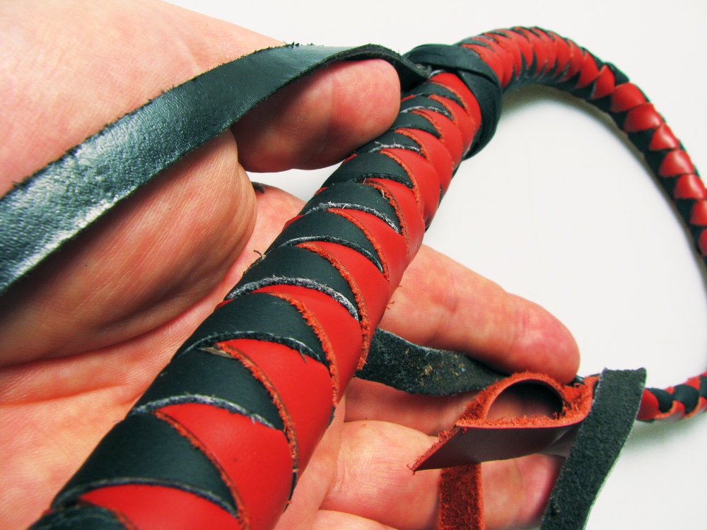 PEITSCHE - Bull-Whip rot/schwarz 60cm